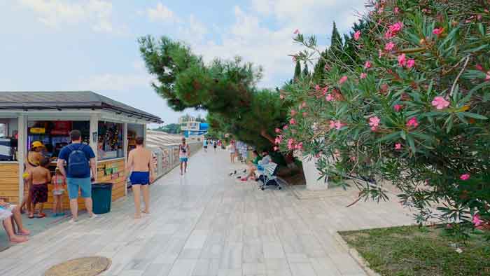 Набережная Гурзуфа-прогулочная зона.