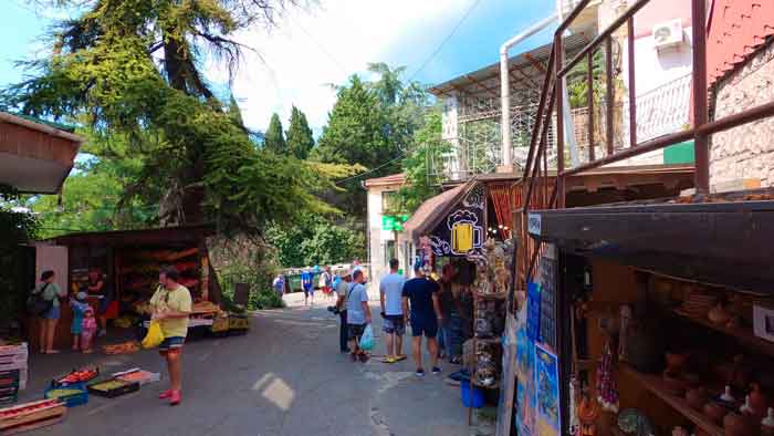 Зелёные улочки Гурзуфа. Справа на фото магазины , а над ними жилые дома.