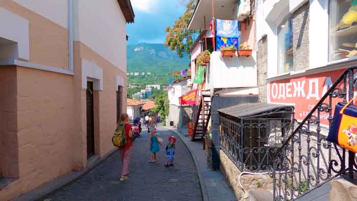 Старинная улочка Гурзуфа. Справа на фото магазин одежды.