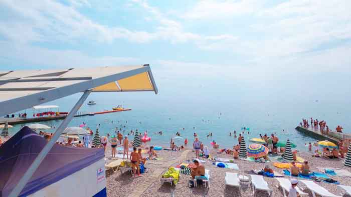 Вид на пляж Гурзуфа. На пляже много отдыхающих