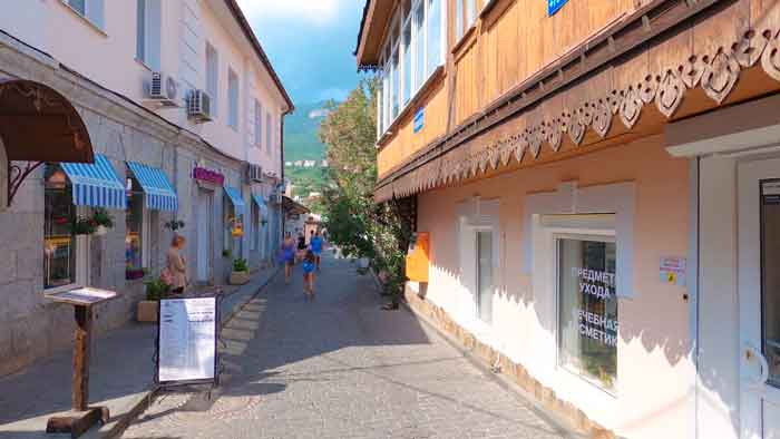 Пселок Гурзуф, Крым. Вид на улицу поселка