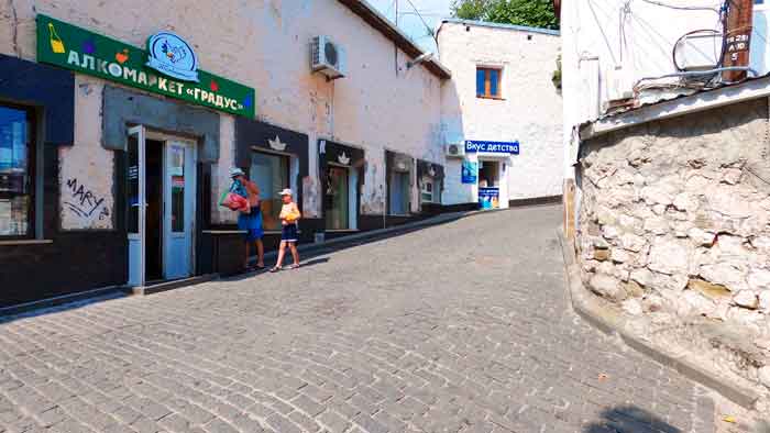Прогулка по улицам Гурзуфа. На фото алкомаркет Градус.