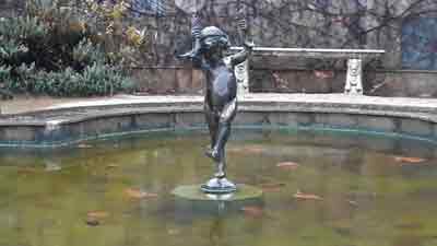 Девушка с рыбкой, Бсуповский дворец в Крыму