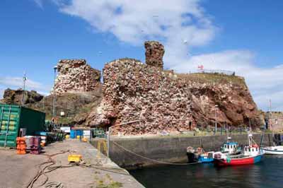 img src=“Dunbar-Castle-Scotland”.png” alt=“Замок Данбар, Шотландия”>