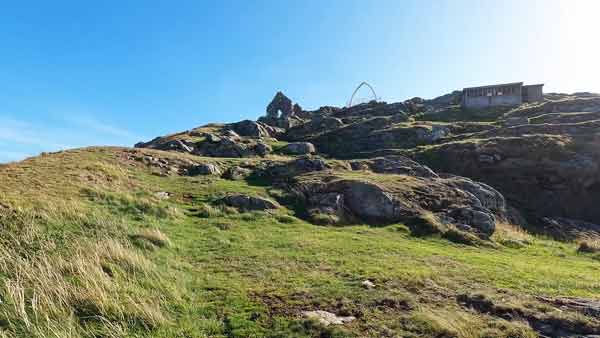 Вид на щелепи кита та будівлю охорони, Шотландія, Північний Берік