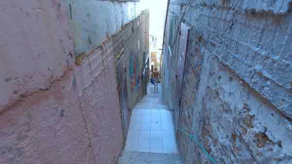 Поселок Утес, спуск к морю