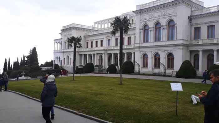 Широкий вид на Ливадийский дворец спереди, на фоне неба или пейзажа.