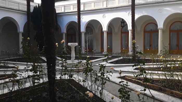 Живописный внутренний итальянский дворик Ливадийского дворца в Крыму.