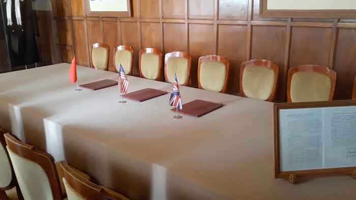 Стол Ялтинской конференции 1945 года в Ливадийском дворце.