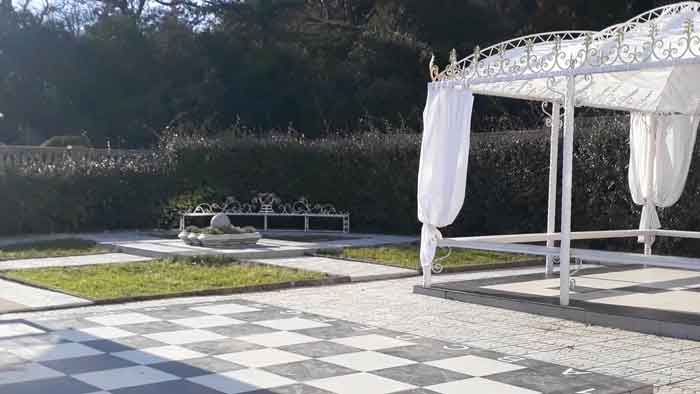 Площадка с узорной кладкой в парке Ливадийского дворца.