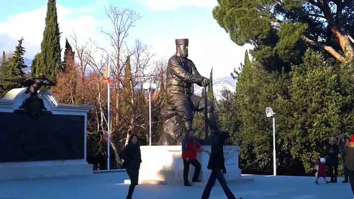 Памятник императору Александру III в Ливадийском дворце, Крым