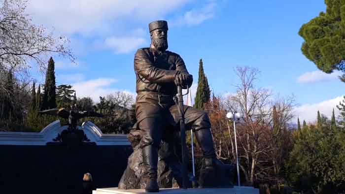 Бронзовый памятник Александру III, установленный в парке Ливадийского дворца.
