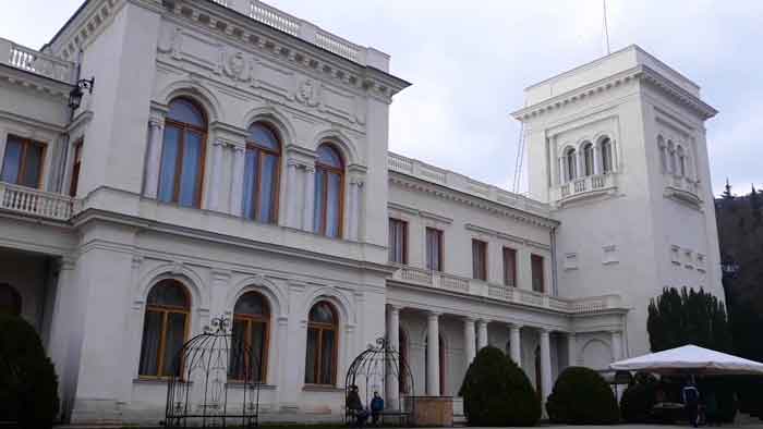 Главный фасад Ливадийского дворца в Крыму, вид спереди.