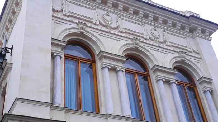 Крупный план окон Ливадийского дворца, архитектурные детали фасада.