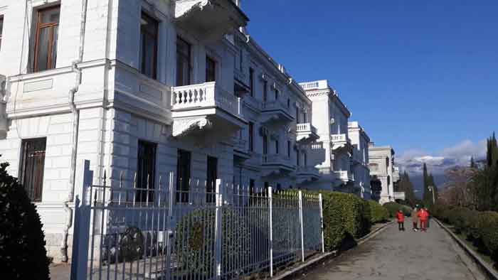 Вид на Ливадийский дворец сбоку, архитектурные детали.