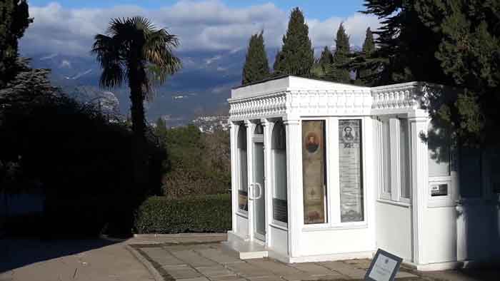 Информационный домик об экскурсиях в парке Ливадийского дворца.