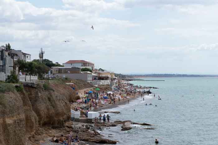 Крым-курортный поселок Николаевка, расположенный в западной части полуострова Крым. На фото-пляж Николаевки