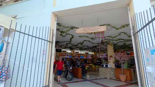 Вход в кафе Хатынка где вкусно готовят. Крым, поселок Николаевка