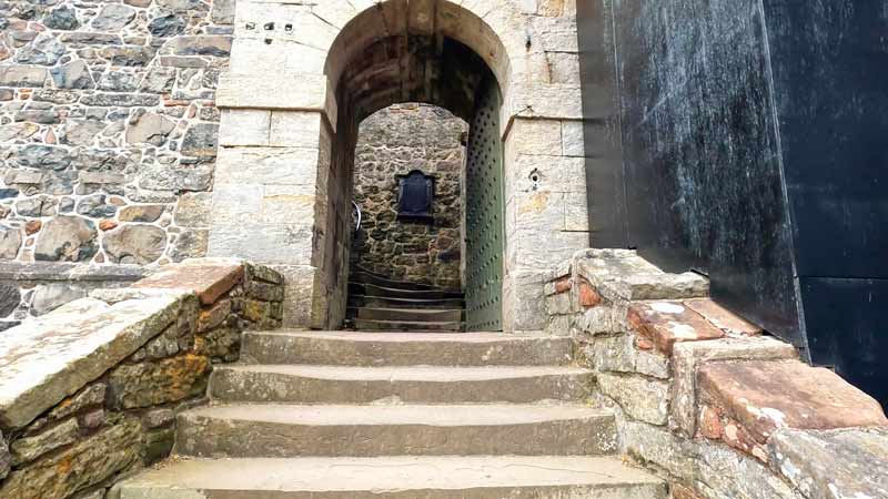 Центральный арочный вход в замок-крепость Дамбартон с мемориальной плитой