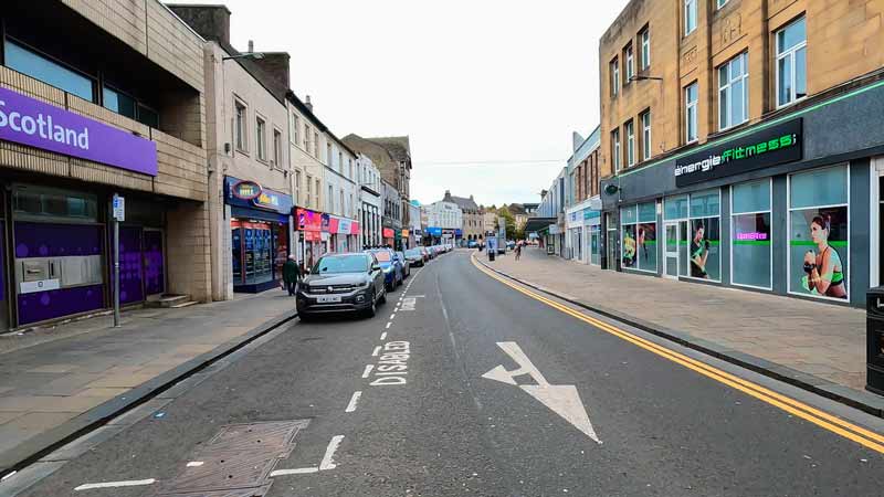 Улица в центре города Дамбартон с трех-четырехэтажными аскетичными зданиями