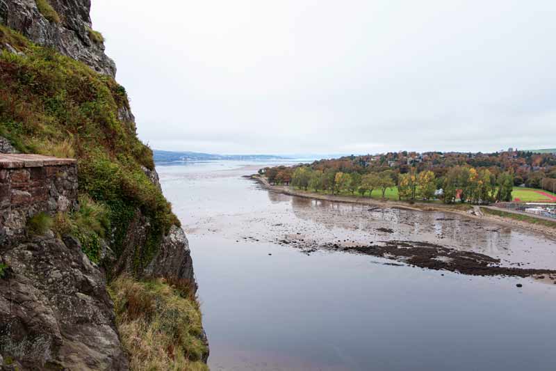 Вид на реку Клайд и залив с площадки замка Дамбартон, обрамленный отвесной каменной стеной скалы