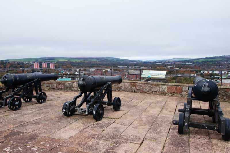 Старинные артиллерийские орудия (пушки) на площадке замка Дамбартон как напоминание о военно-оборонительном назначении