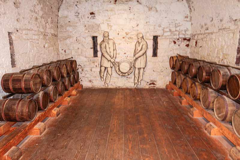 Внутренний вид Артиллерийского склада (The Magazine) замка Дамбартон с бочками, где хранился порох