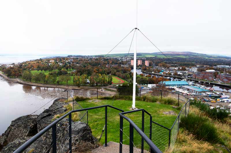 Вид с вершины скалы Дамбартон-Рок на зеленый парк Levengrove, расположенный в месте слияния рек Левен и Клайд