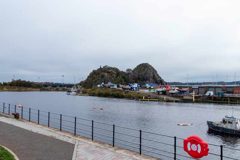 Вид с набережной Дамбартона на скалу Дамбартон-Рок, возвышающуюся над рекой Клайд с крепостными сооружениями