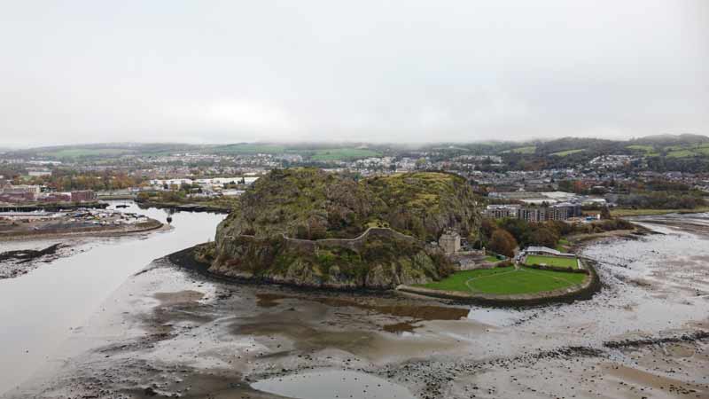 Замок-крепость Дамбартон на скале, окруженной реками Клайд и Левен, с видом на город Дамбартон на заднем плане