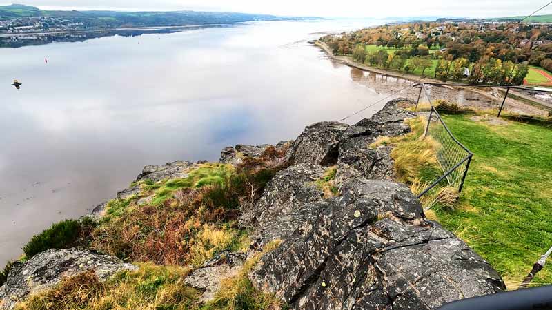 Панорамный вид с вершины скалы Дамбартон-Рок на широкий разлив реки Клайд, уходящий к линии горизонта