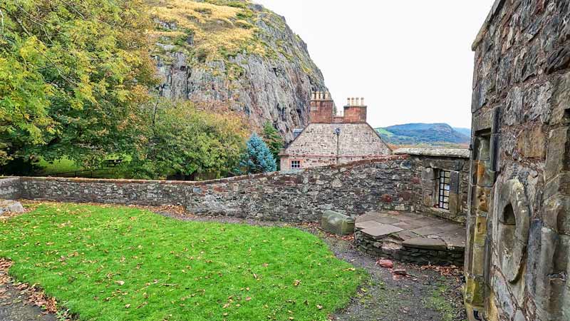 Общий вид внутренней территории замка-крепости Дамбартон и площадок для прогулок