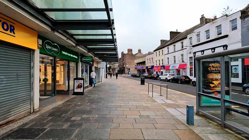 Центральная улица Дамбартона с магазинчиками на первых этажах трехэтажных зданий