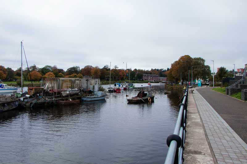 Набережная города Дамбартон с пришвартованными лодками и катерами местных жителей