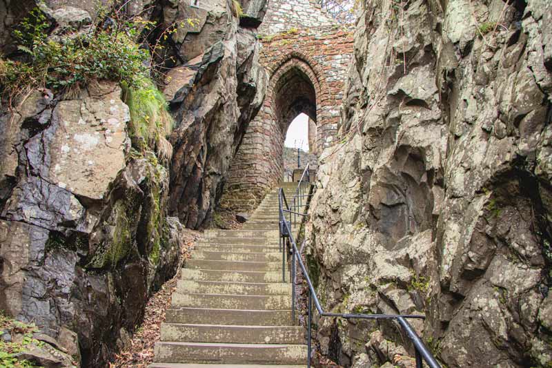 Арка Порткулиса, построенная в XIV веке, — одно из самых старинных сооружений замка-крепости Дамбартон