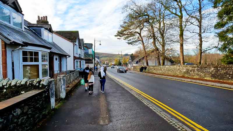 Главная улица и жилые дома в деревне Баллох, Шотландия.
