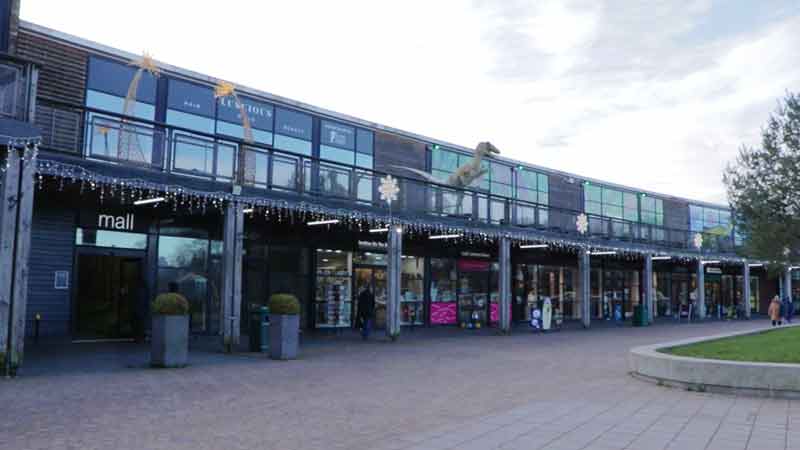 Вид на здание торгового и развлекательного центра Loch Lomond Shores в Баллохе.