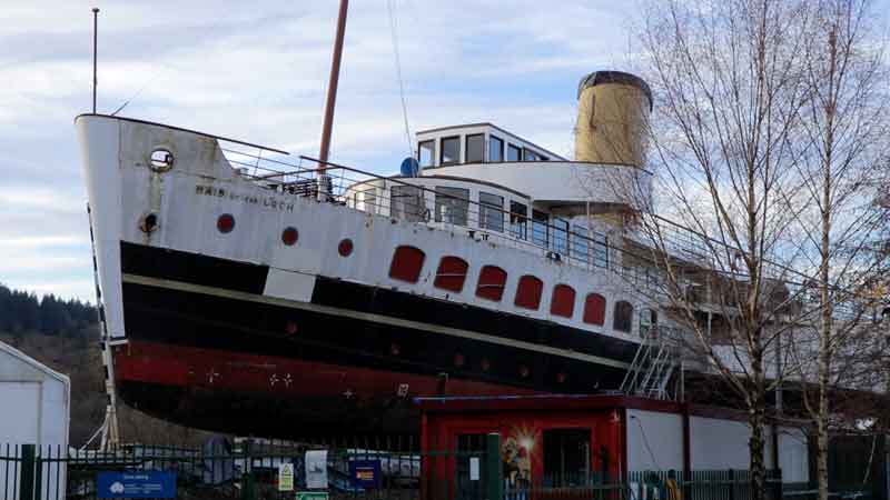 Крупный план корпуса или колеса парохода "Maid of the Loch" в Баллохе.