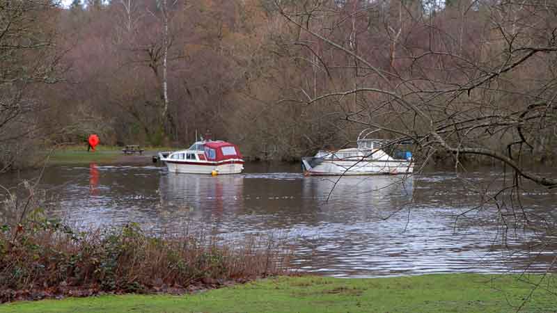 Два скоростных катера на воде озера Лох-Ломонд на фоне живописного шотландского пейзажа.