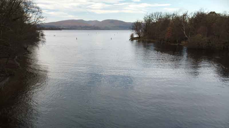 Аэрофотосъемка (вид с воздуха) места соединения озера Лох-Ломонд с рекой Левен у Баллоха.