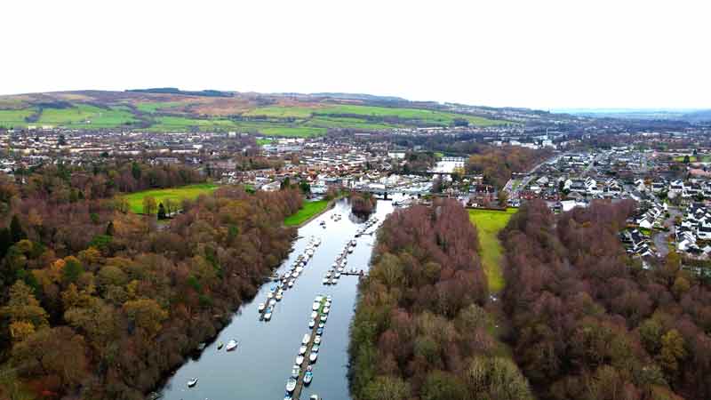 Аэрофотосъемка деревни Баллох, показывающая ее расположение у подножия Лох-Ломонда и короткую реку Левен.