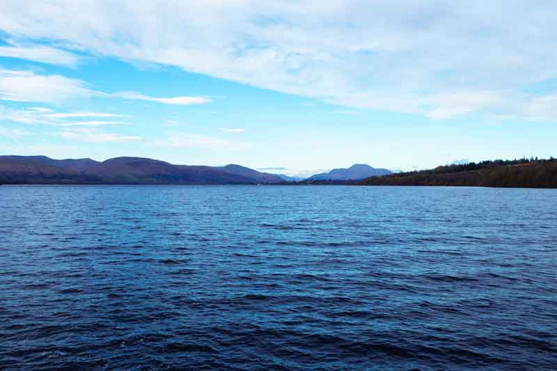 Вид на огромное озеро Лох-Ломонд с причала Loch Lomond Shores в Баллохе.