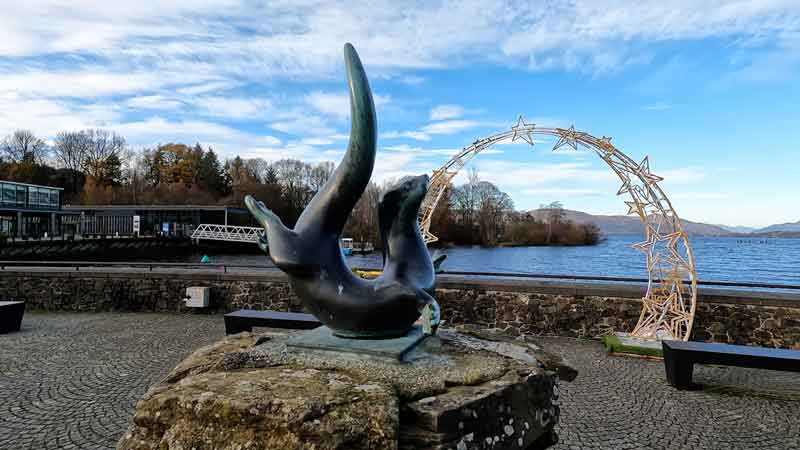 Декоративная композиция или стела с изображением тюленя в Loch Lomond Shores.