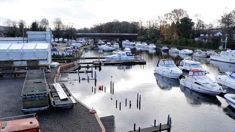 Живописный вид на реку Левен от моста в деревне Баллох.