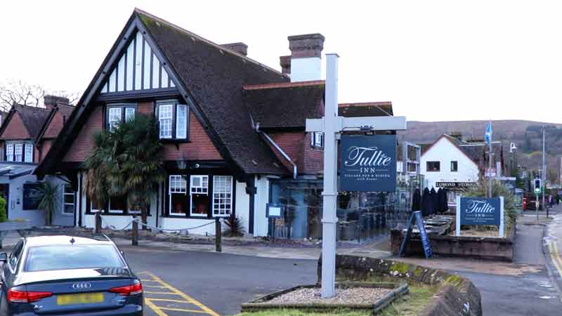 Традиционные дома в шотландском стиле в Баллохе, Лох-Ломонд.