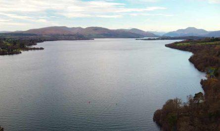 Аэрофотосъемка Лох-Ломонд и Баллох, ворота в Национальный парк Лох-Ломонд и Троссачс, Шотландия