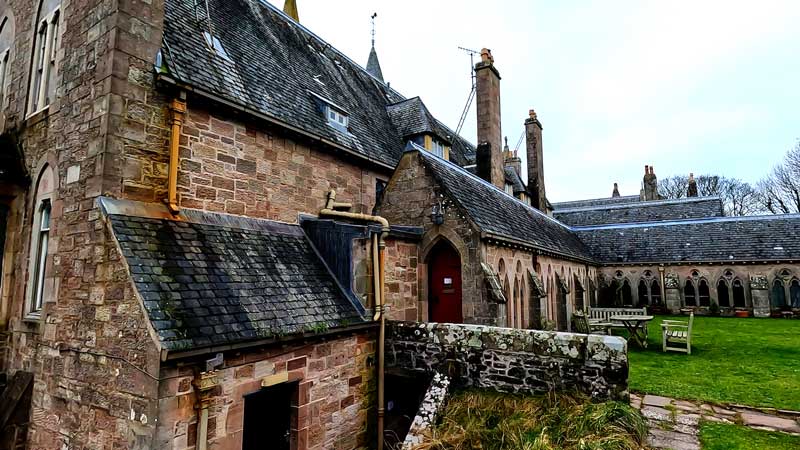 Крупный план архитектурных деталей Cathedral of the Isles в Миллпорте.