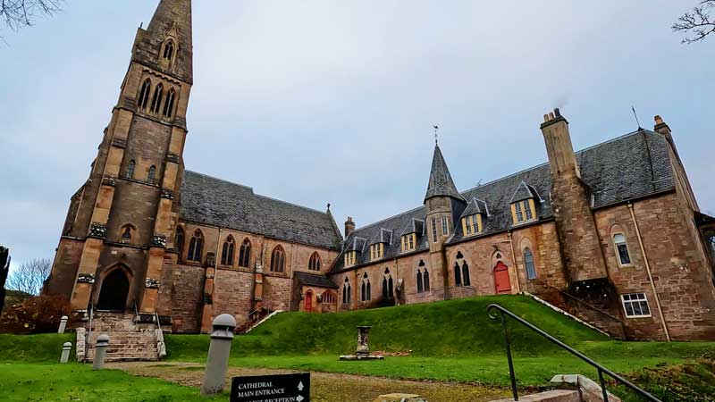 Панорамный вид на собор Cathedral of the Isles в Миллпорте, остров Грейт-Камбри.