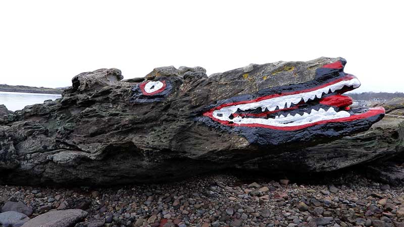 Знаменитая раскрашенная скала Crocodile Rock на пляже Миллпорта, остров Грейт-Камбри.