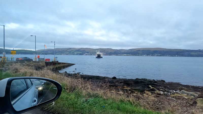 Вид с берега острова Грейт-Камбри на пролив Ферт-оф-Клайд, город Ларгс и подходящий паром.
